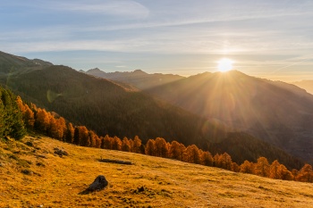 Fin de journée automnale sur les hauts de Thyon (Valais - Suisse).