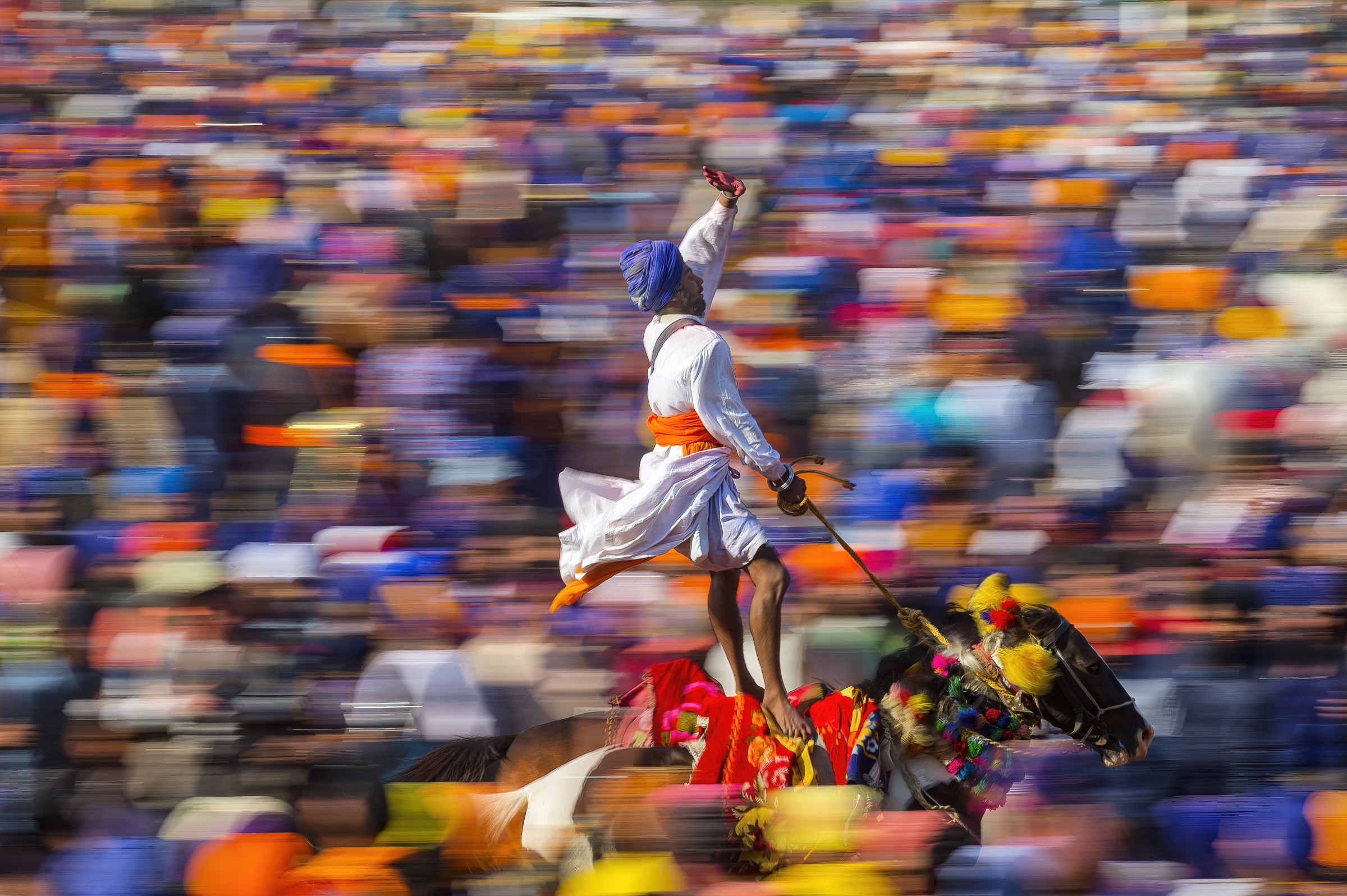 Das Bad in der Menge auf dem Pferd