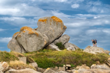 So gross ist dieser Kieselstein am Strand