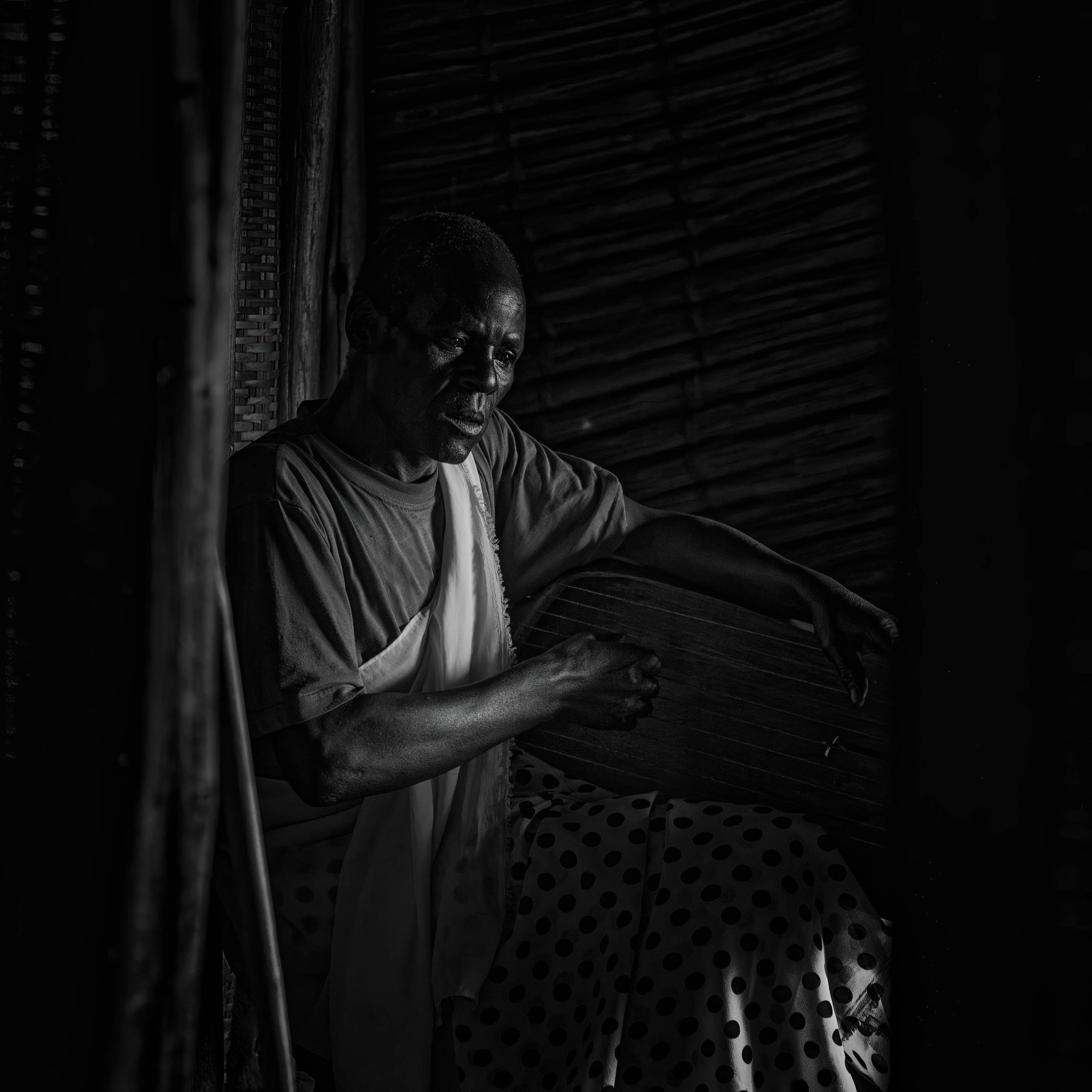 Traditioneller Musiker in den Virunga-Bergen in Ruanda, Afrika